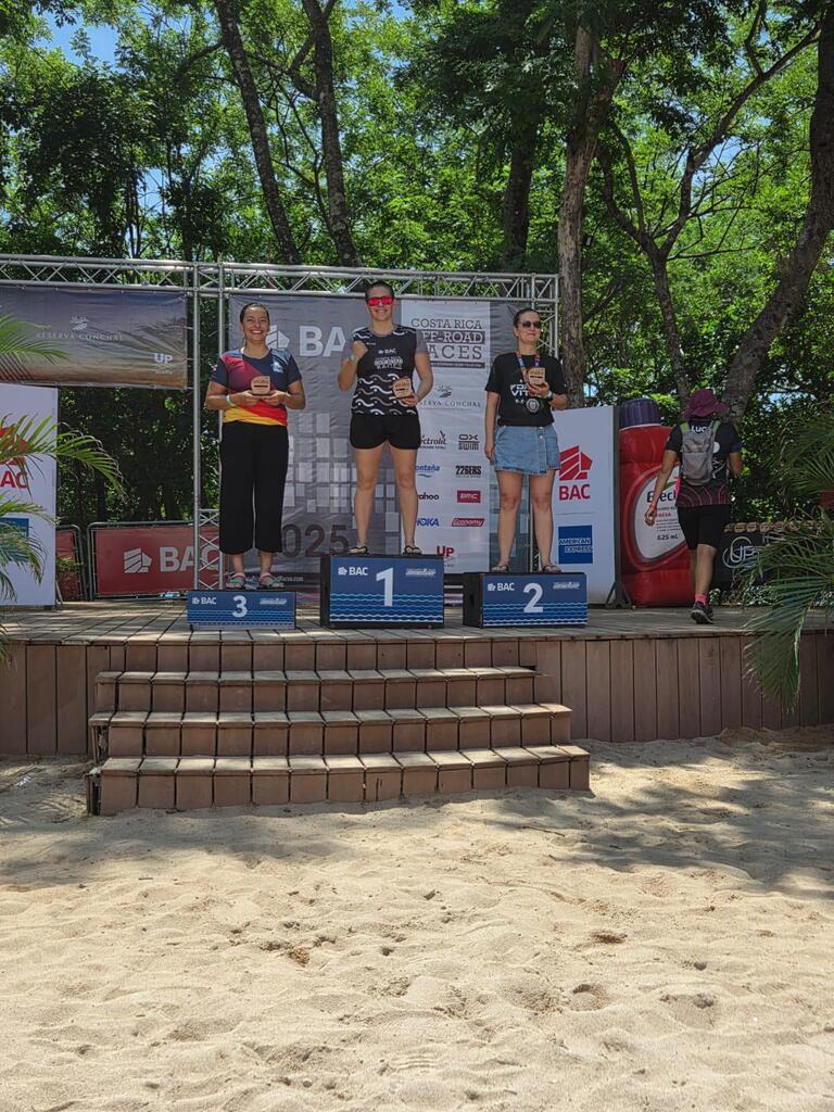 ¡Del tatami al agua! Sensei Fernanda Fonseca conquista el oro en aguas abiertas de 5 km junto a su hermana